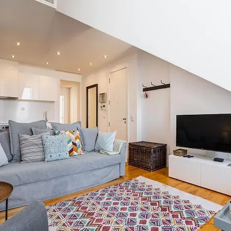 Bright Tailor Made Flat With A View In Estrela 리스본