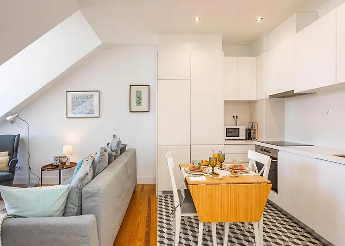 Bright Tailor Made Flat With A View In Estrela Lisboa
