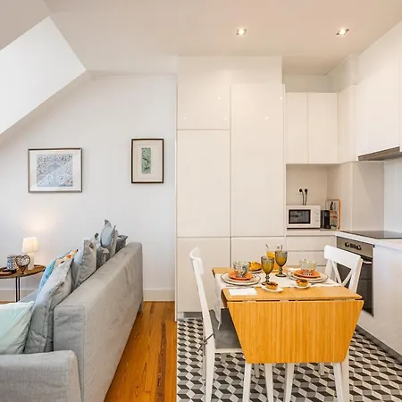 Bright Tailor Made Flat With A View In Estrela Lisbon