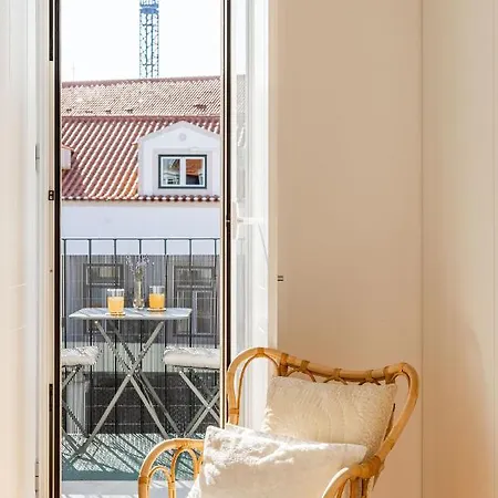 Bright Tailor Made Flat With A View In Estrela 리스본