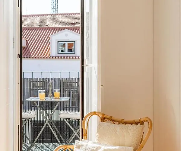 Bright Tailor Made Flat With A View In Estrela Lisbon