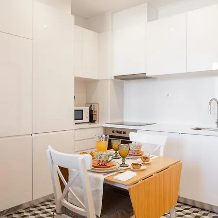 Bright Tailor Made Flat With A View In Estrela * Lissabon