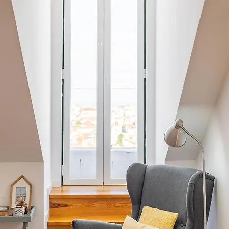 Апартаменты Bright Tailor Made Flat With A View In Estrela